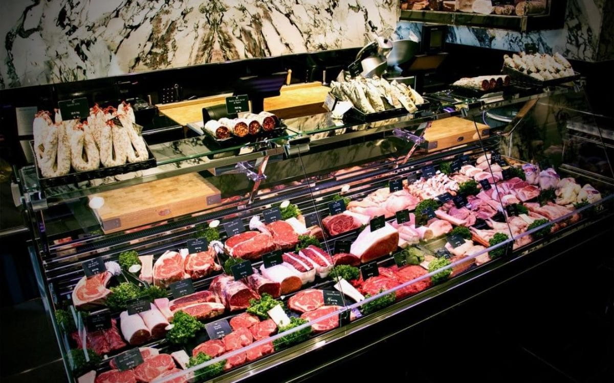 Vitrine réfrigérée chez la Boucherie Metzger réalisée par YD