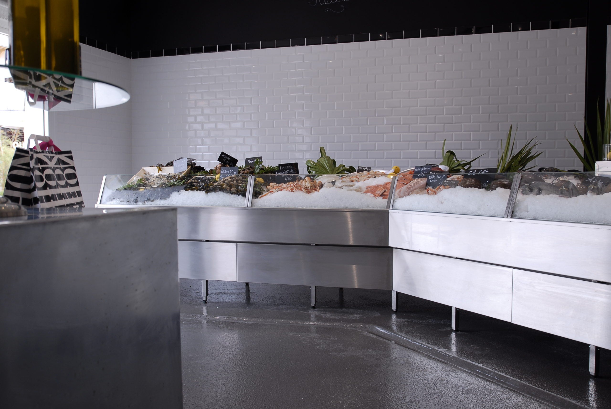 Vitrine réfrigérée de la poissonnerie Laurette à Arcachon réalisée par YD