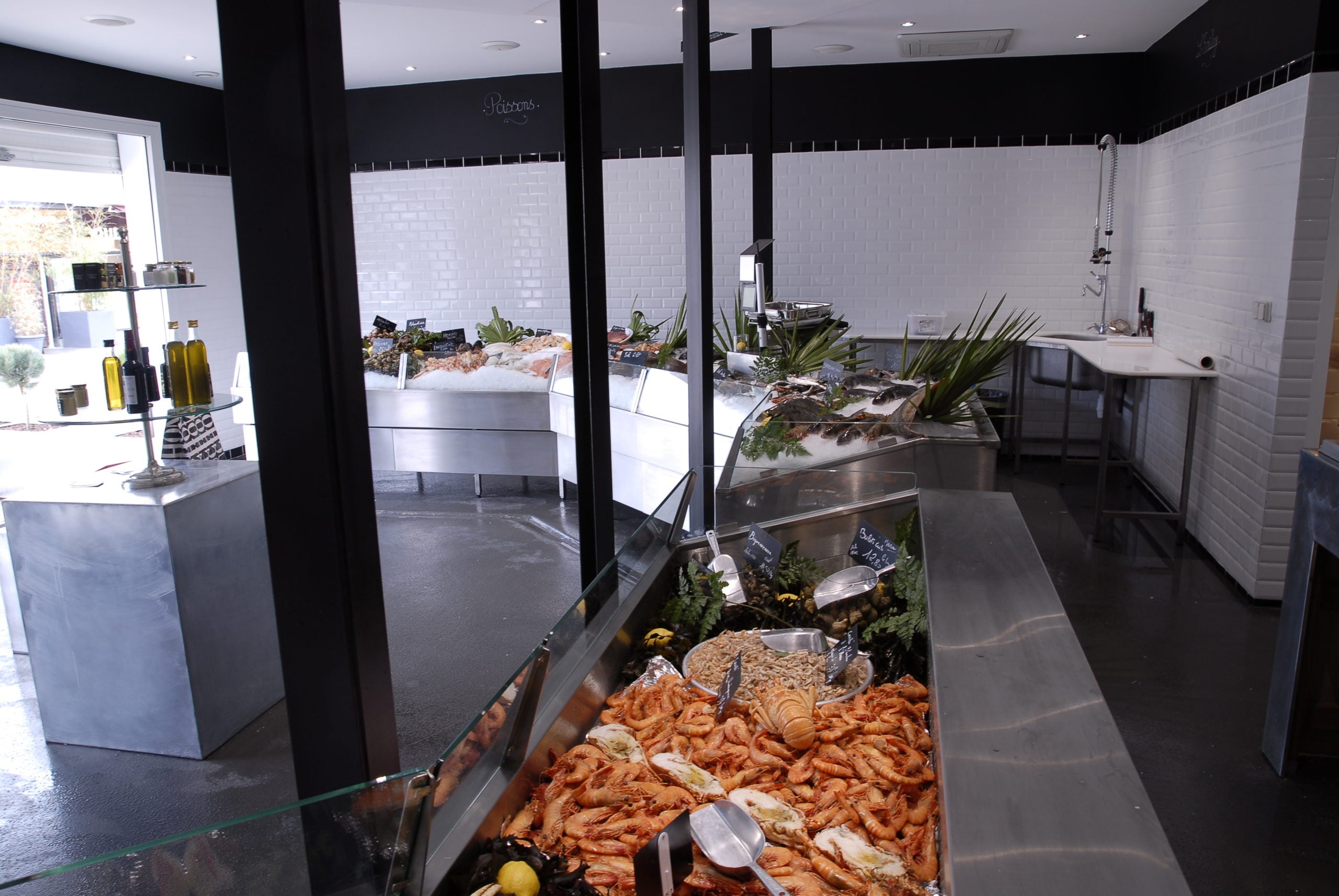 Exemple de vitrine réfrigérée de la poissonnerie Laurette à Arcachon réalisée par YD