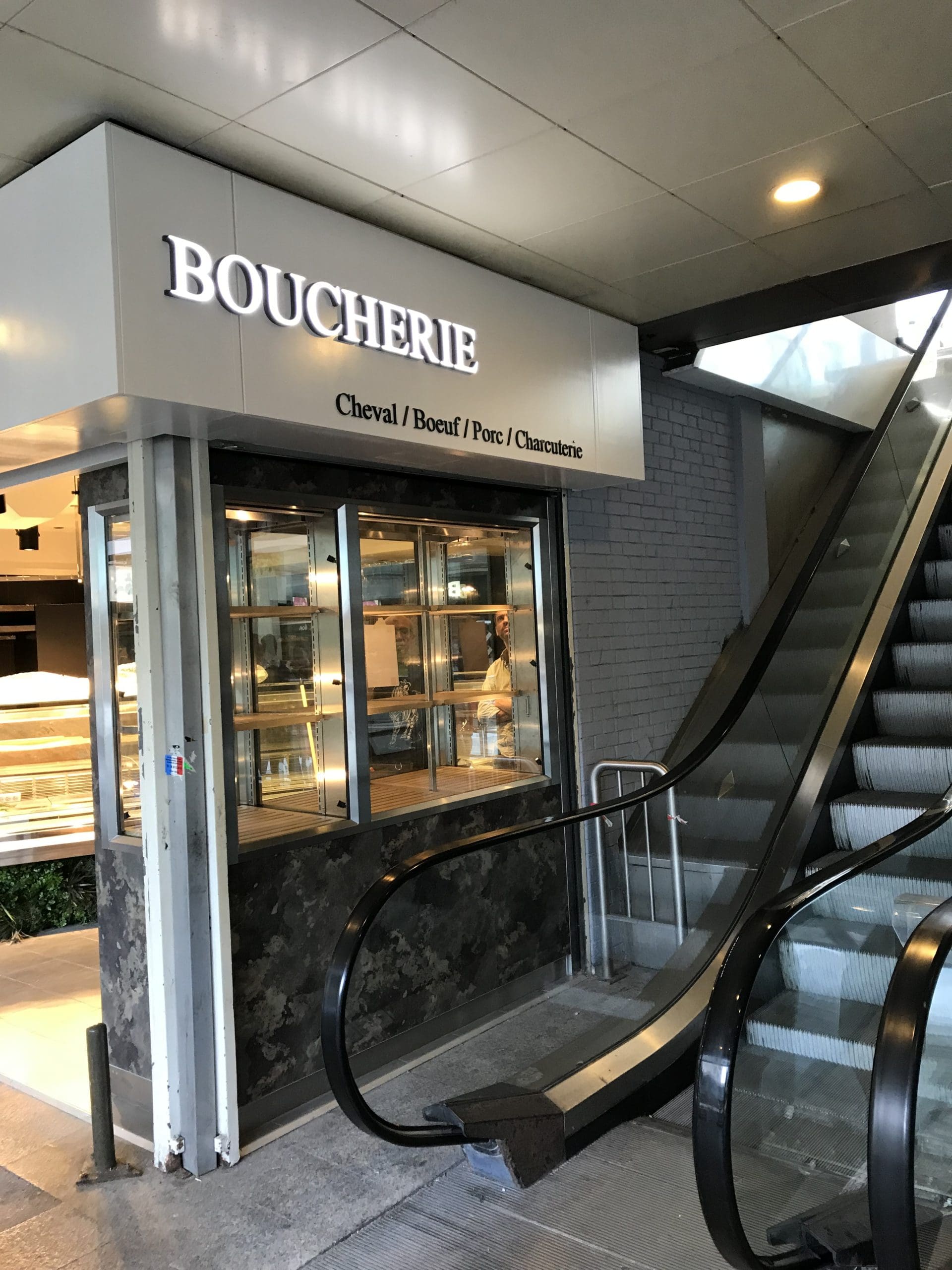Vitrine d'une boucherie par YD