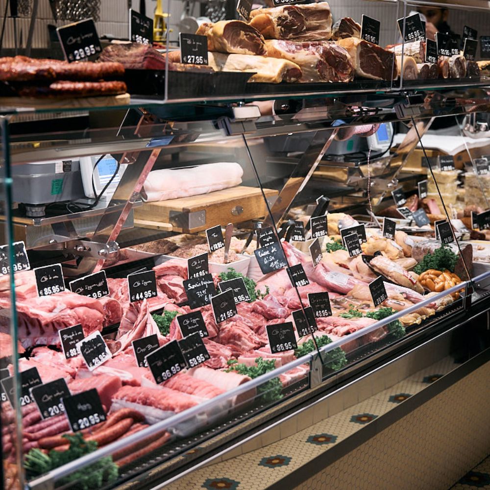 Une vitrine boucherie réfrigérée