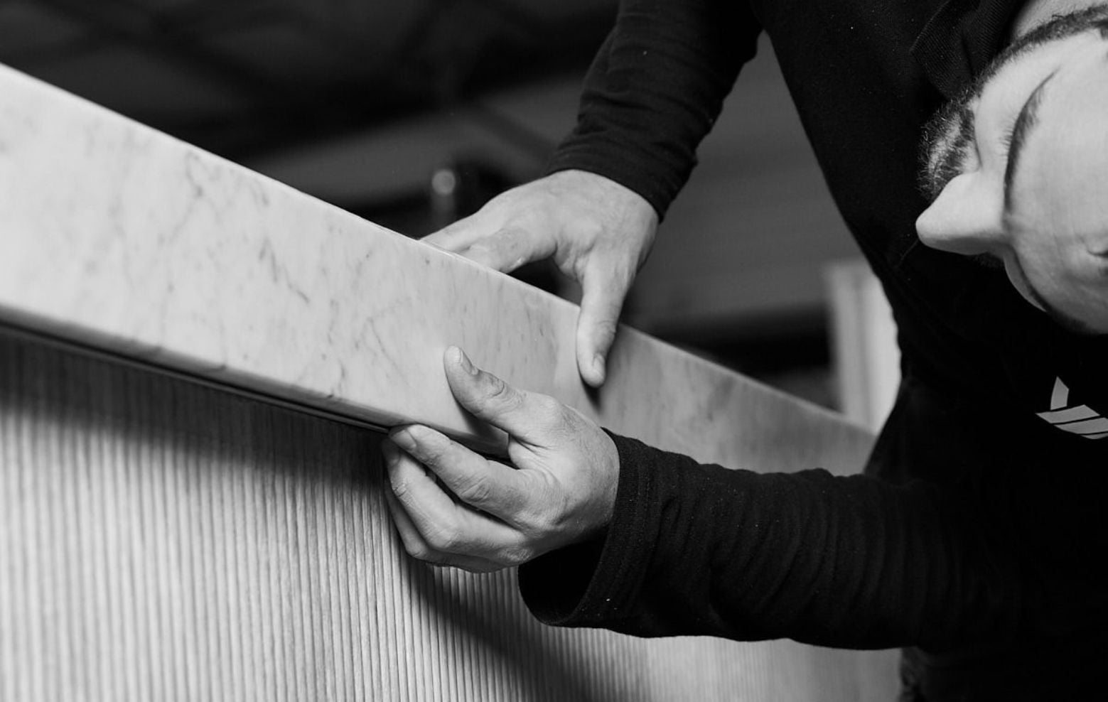 L'équipe d'YD installe une vitrine refrigeree chez un commerçant