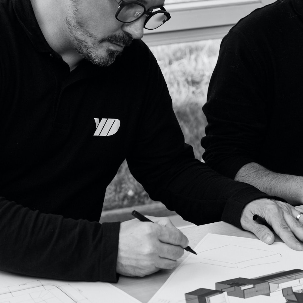 L'équipe d'YD prépare les plans d'une vitrine