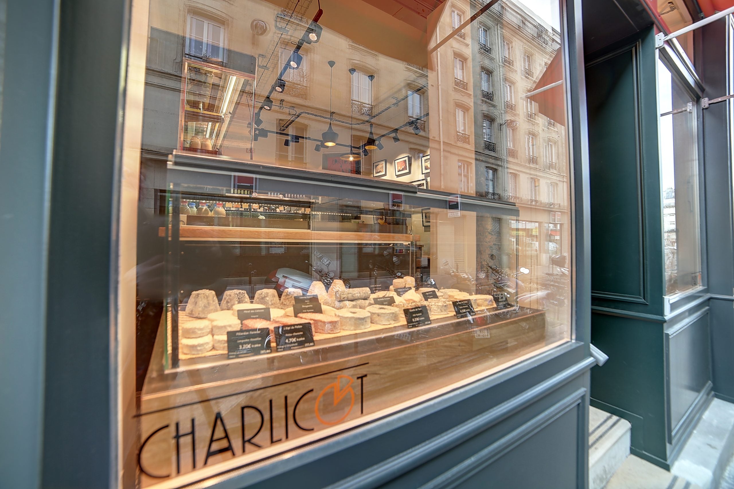 Vitrine réfrigérée Fromagerie Charlicot réalisée par YD