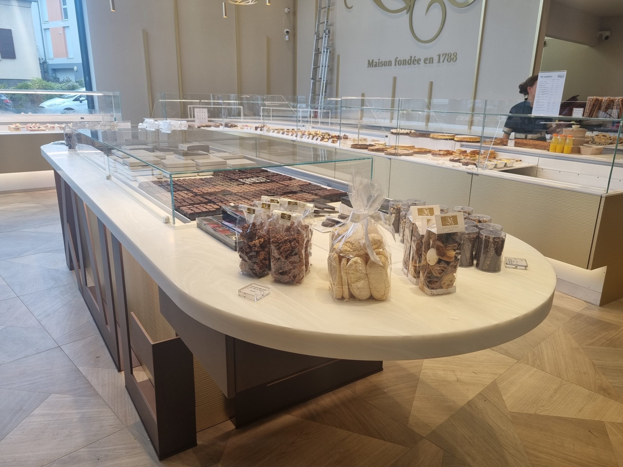 Vitrine réfrigérée de la patisserie Klugesherz réalisée par YD creation