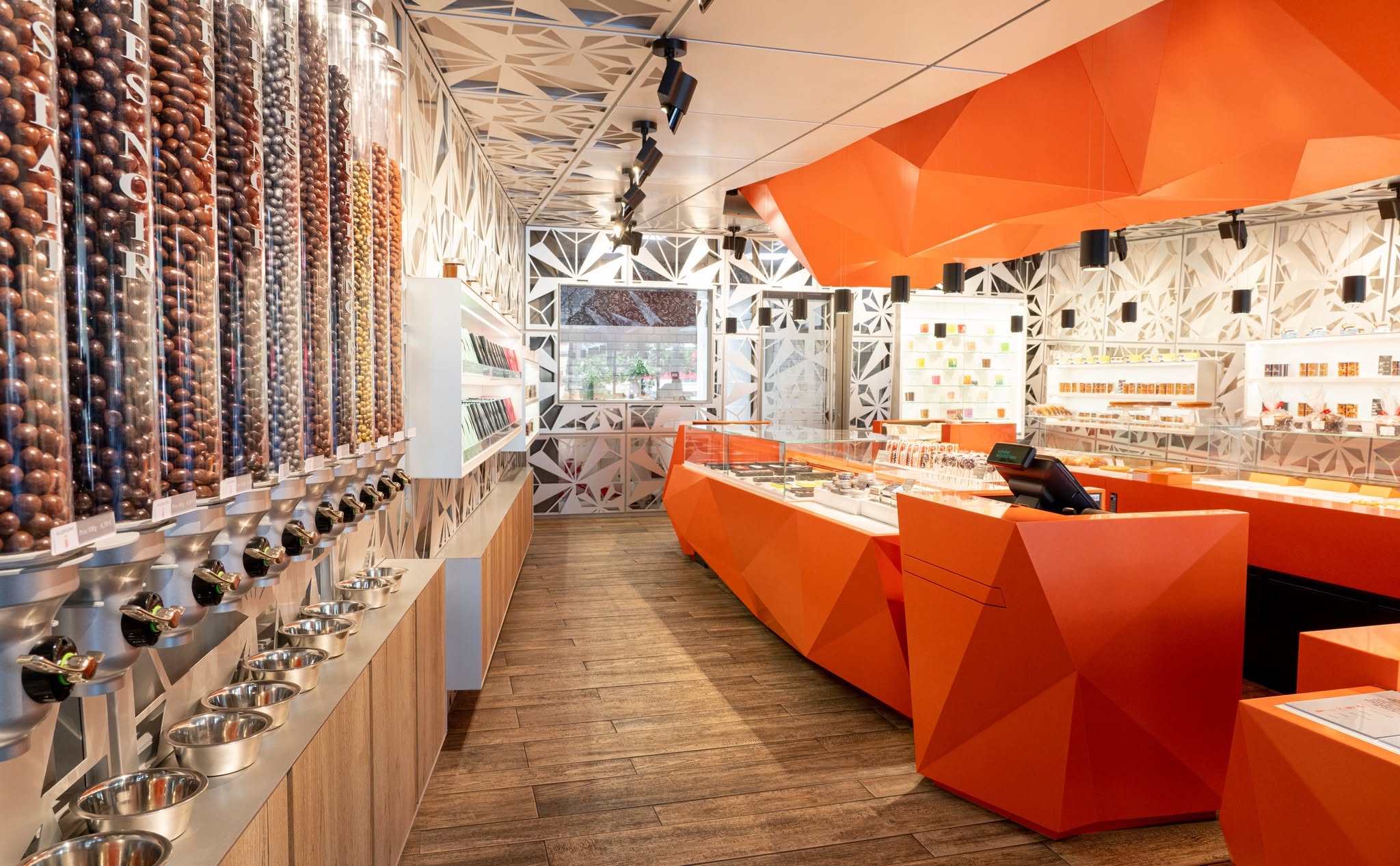 Vitrine réfrigérée de la chocolaterie Thierry Bamas