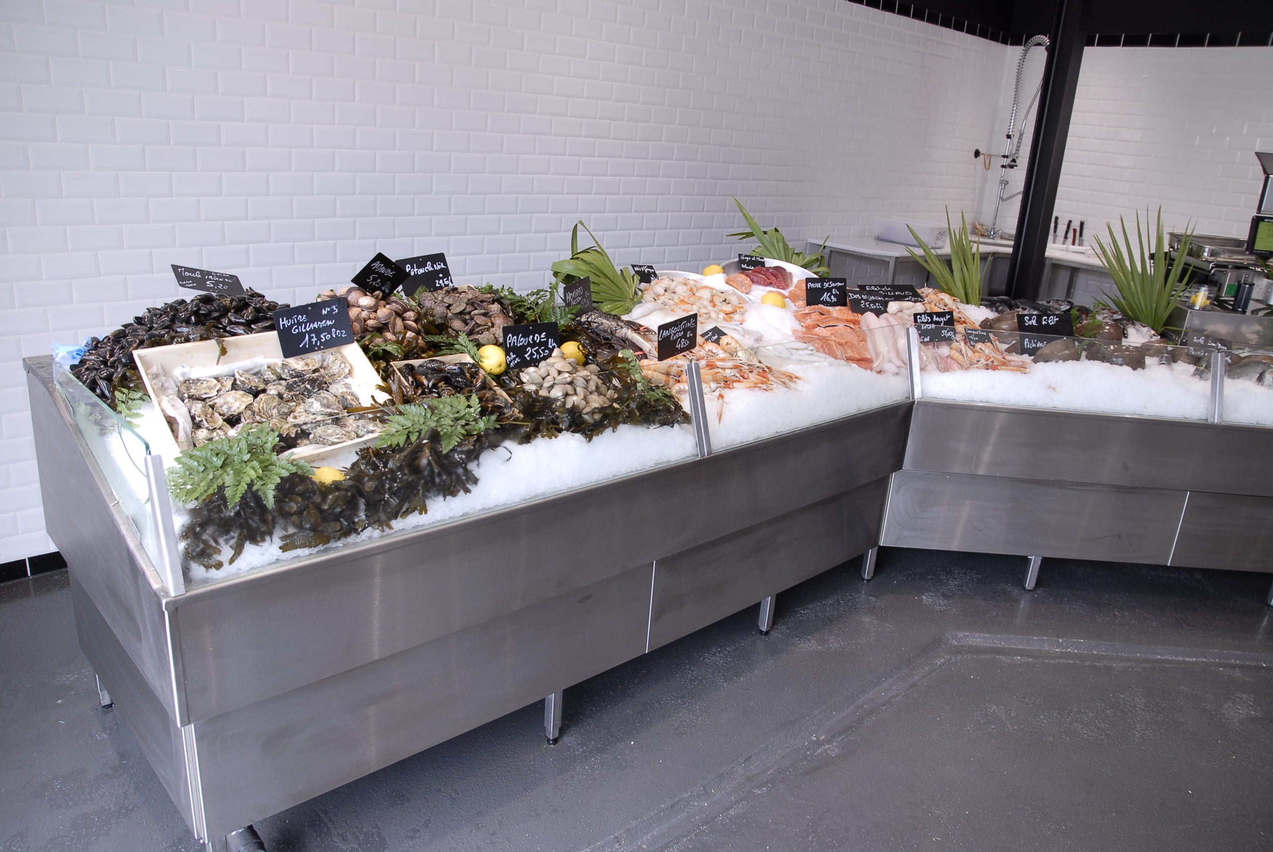 Vitrine réfrigérée de la poissonnerie Laurette réalisée par YD