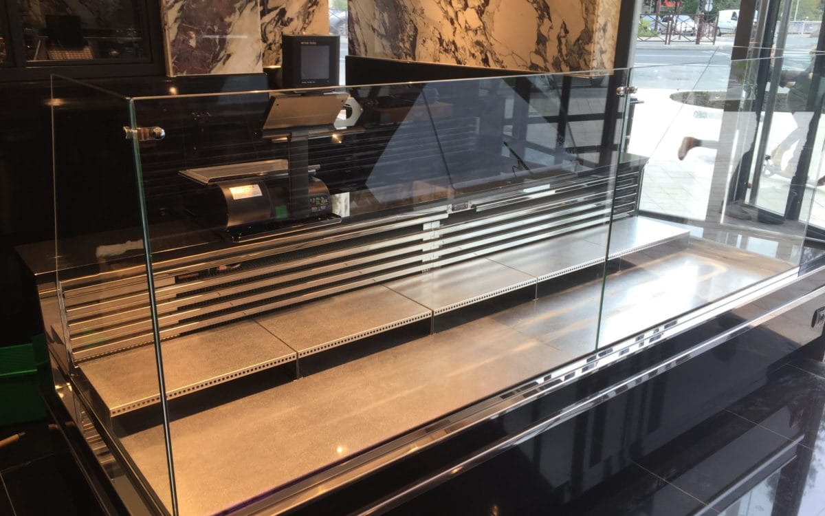 Vitrine réfrigérée vide chez la Boucherie Metzger réalisée par YD