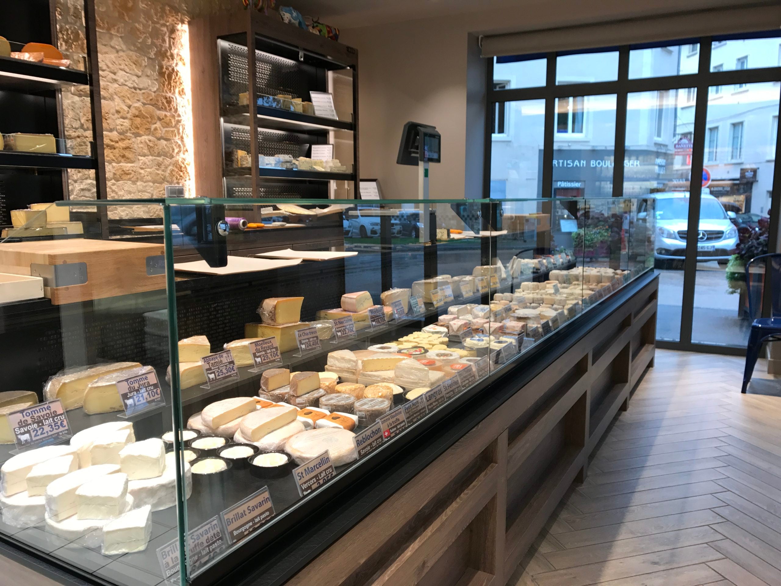 Vitrine réfrigérée Fromagerie Le Gone réalisée par YD Creation