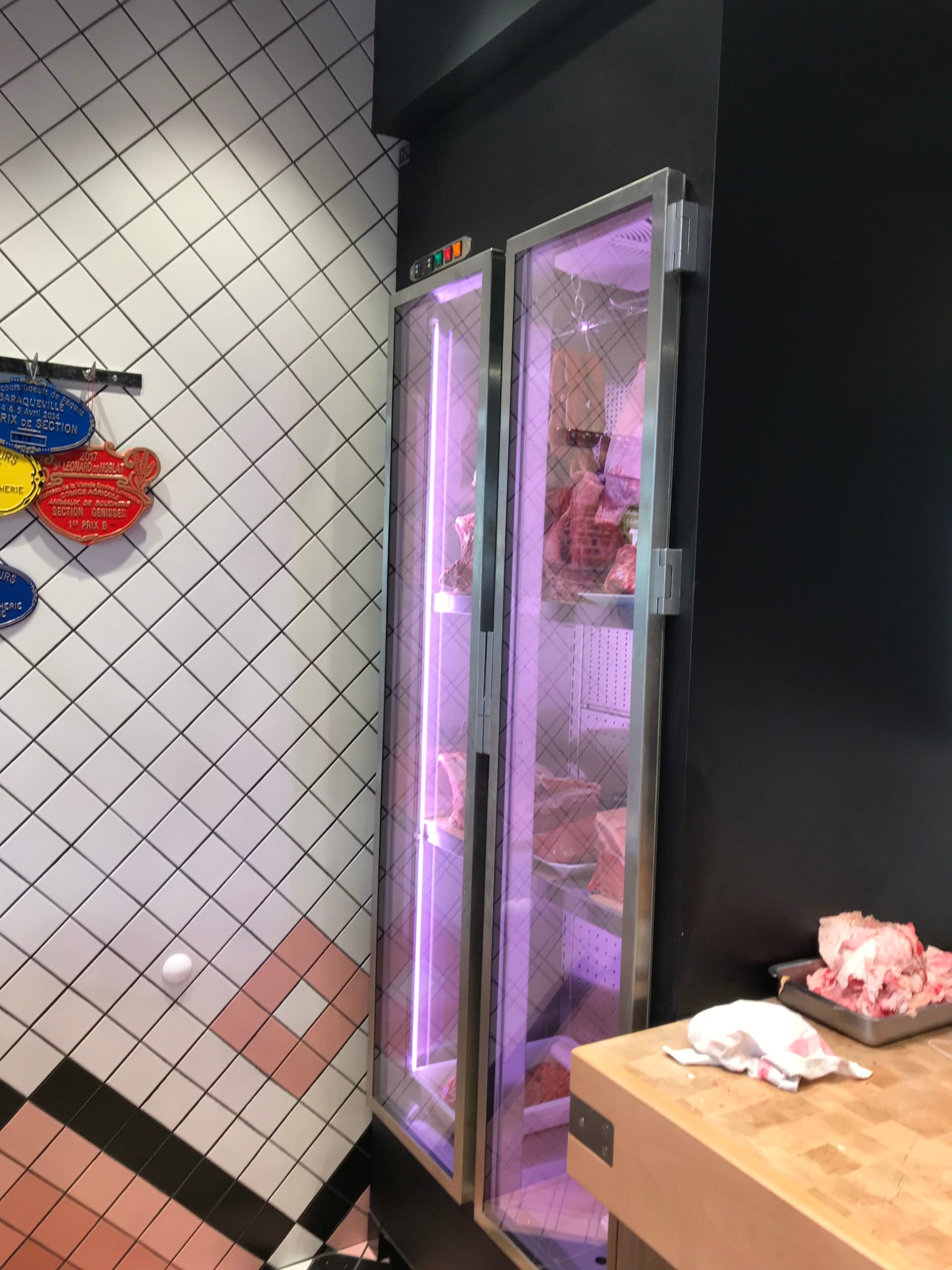 Vitrine réfrigérée de la Boucherie Pinatel réalisée par YD