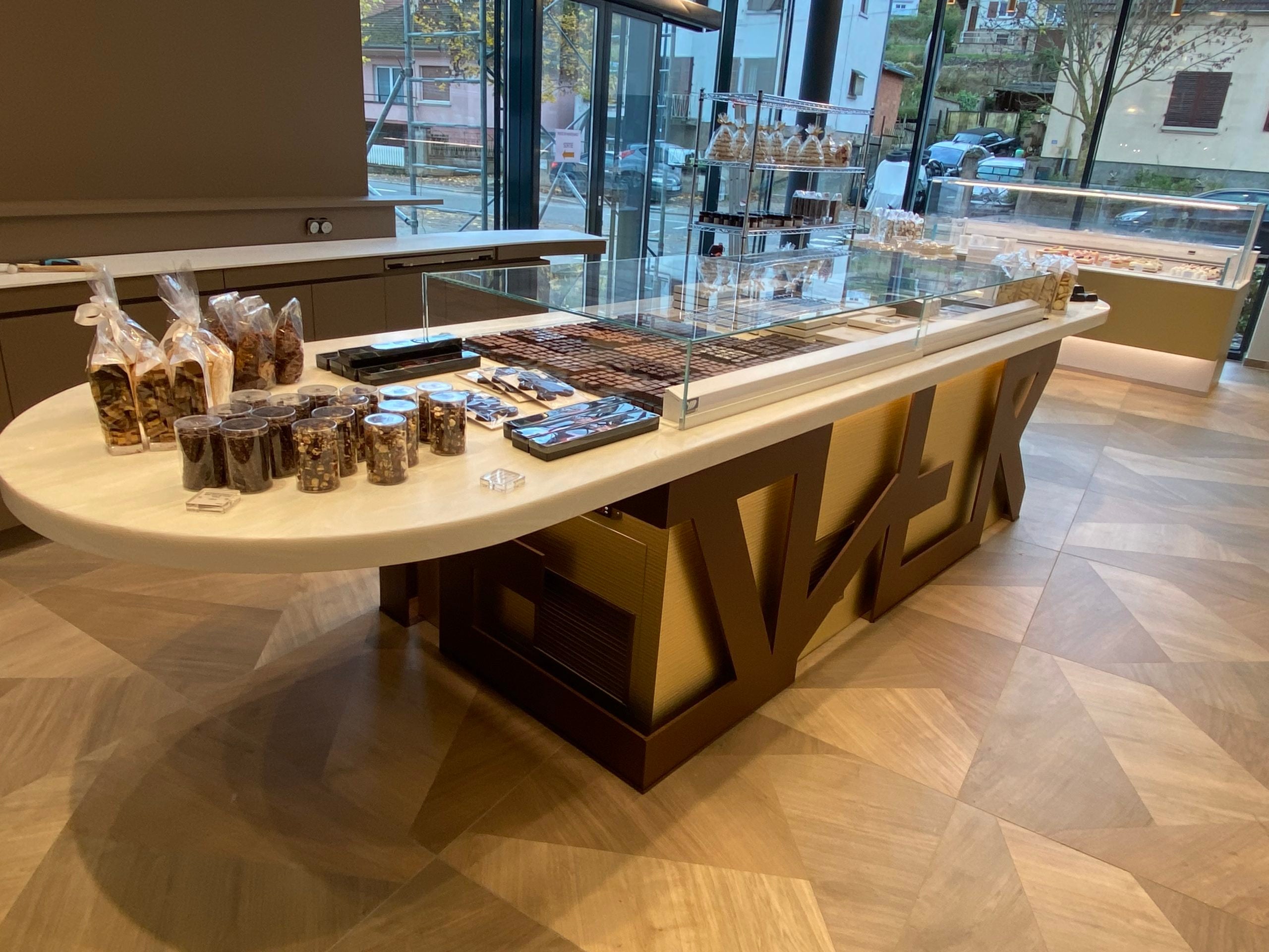 Vitrine réfrigérée de la patisserie Klugesherz par YD creation