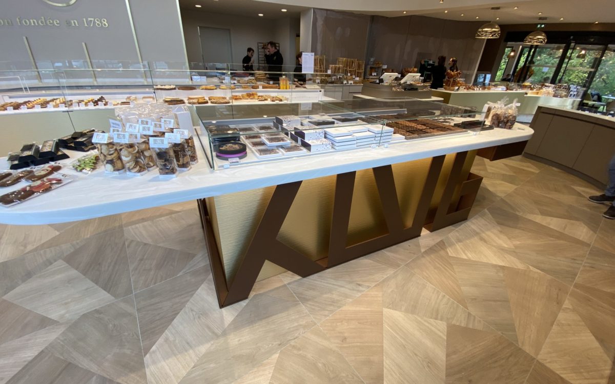 Vitrine réfrigérée de la patisserie /chocolaterie Klugesherz réalisée par YD creation