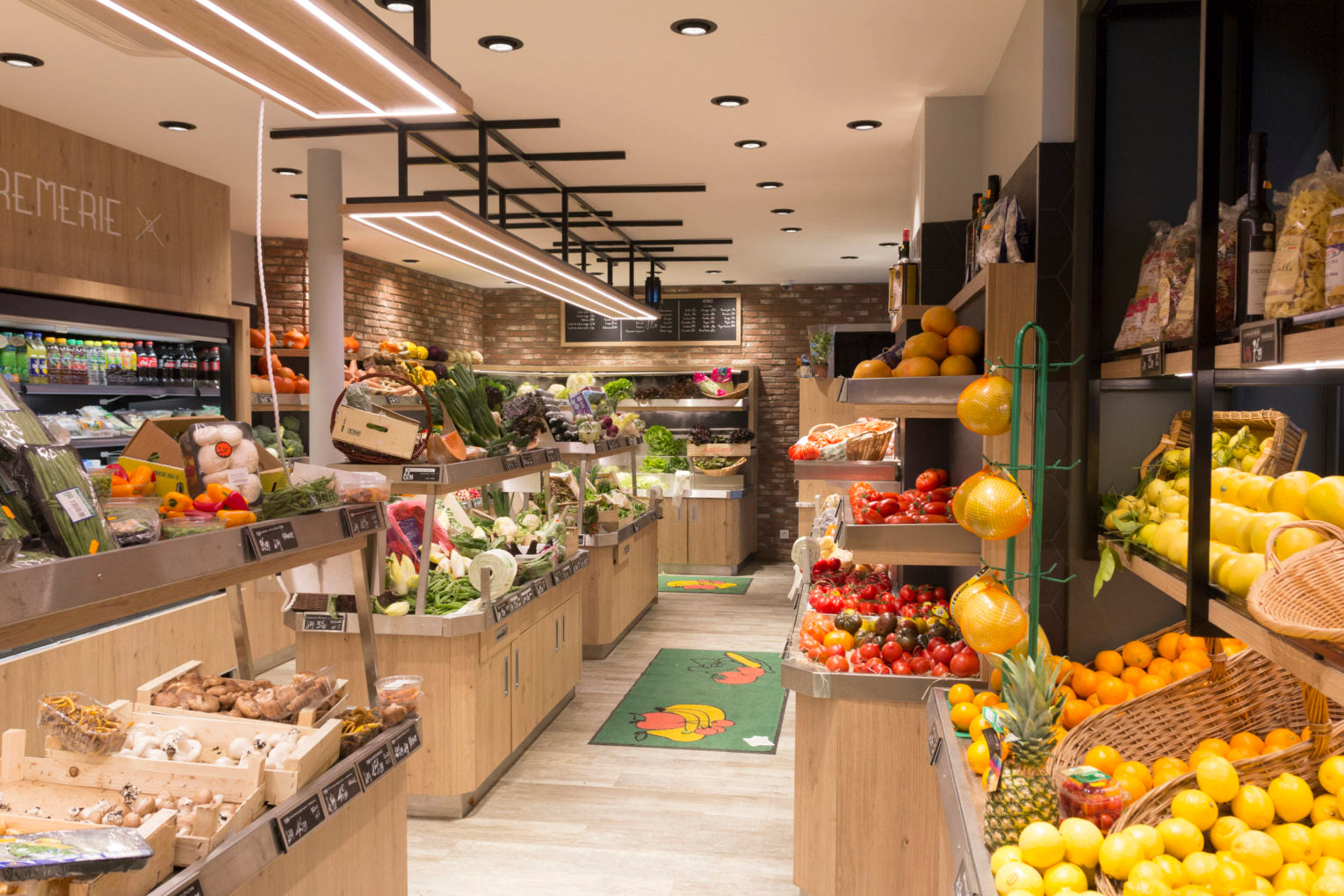 Présentoir de fruits et légumes dans un primeur à paris réalisé par YD