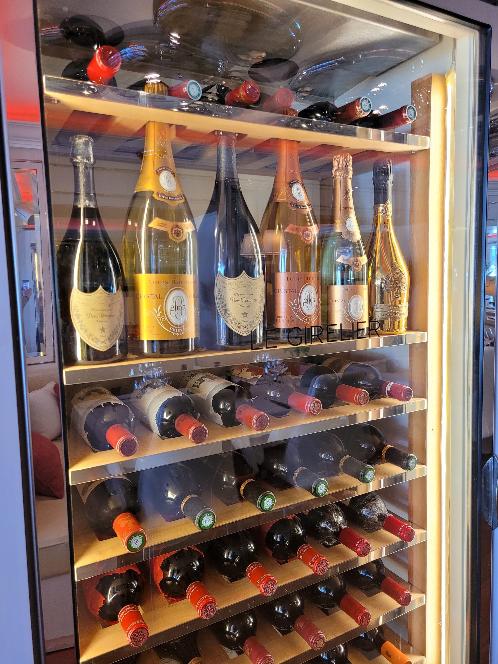 Cave à vin remplie réalisée par YD pour Le Girelier, Saint-Tropez