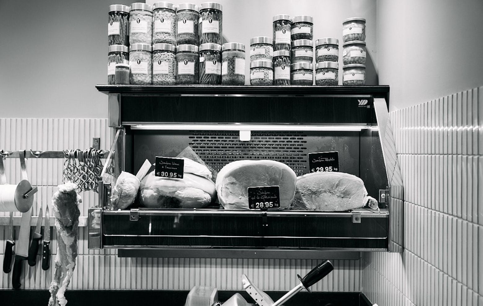 Une vitrine de comptoir réfrigérée de boucherie/charcuterie créée par YD