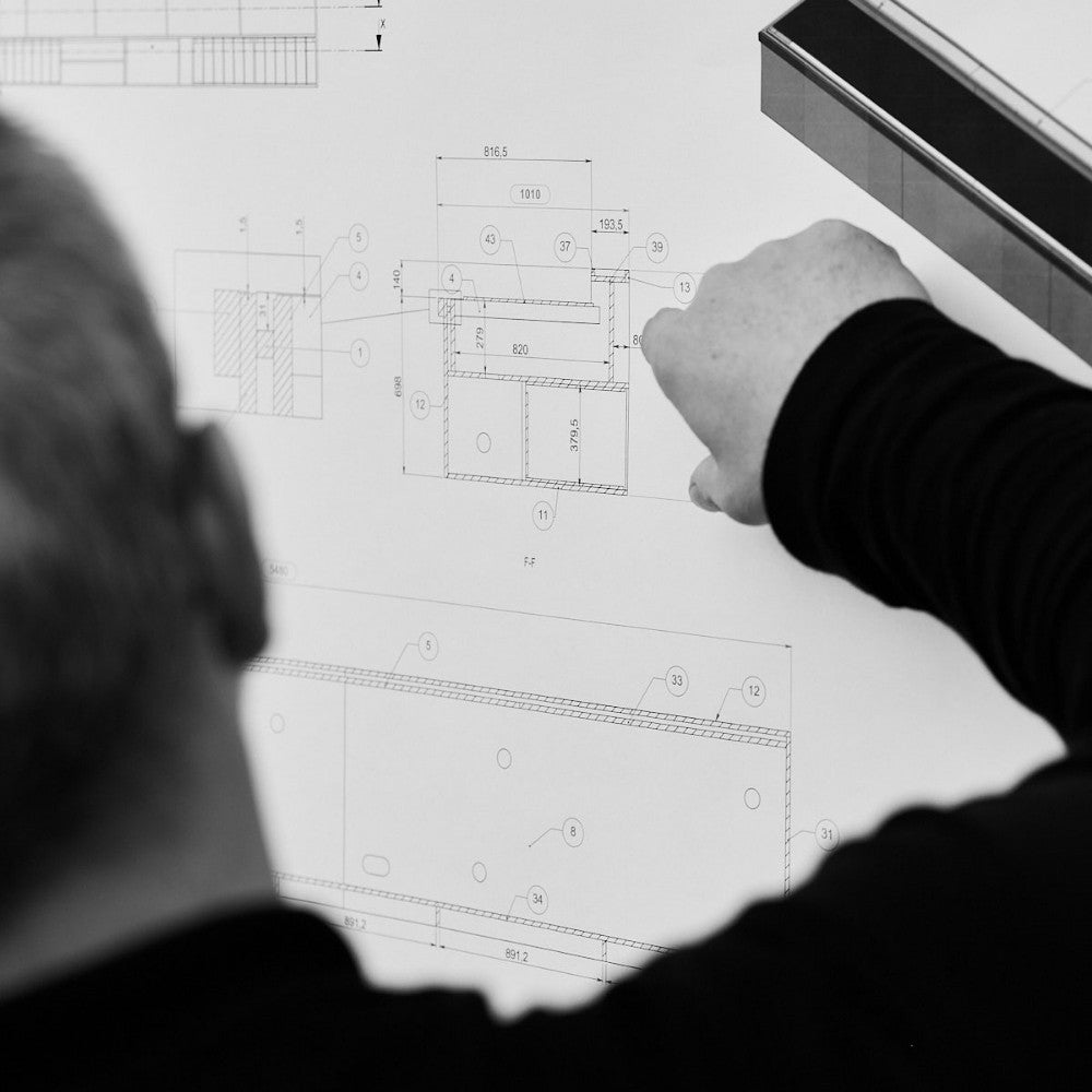 L'équipe d'YD élabore les plans d'une vitrine refrigeree