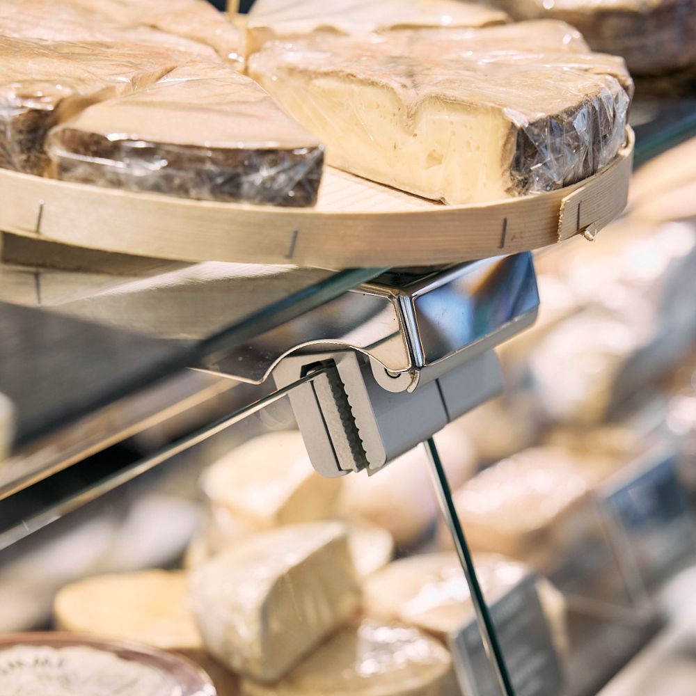 Une vitrine refrigeree fromagerie