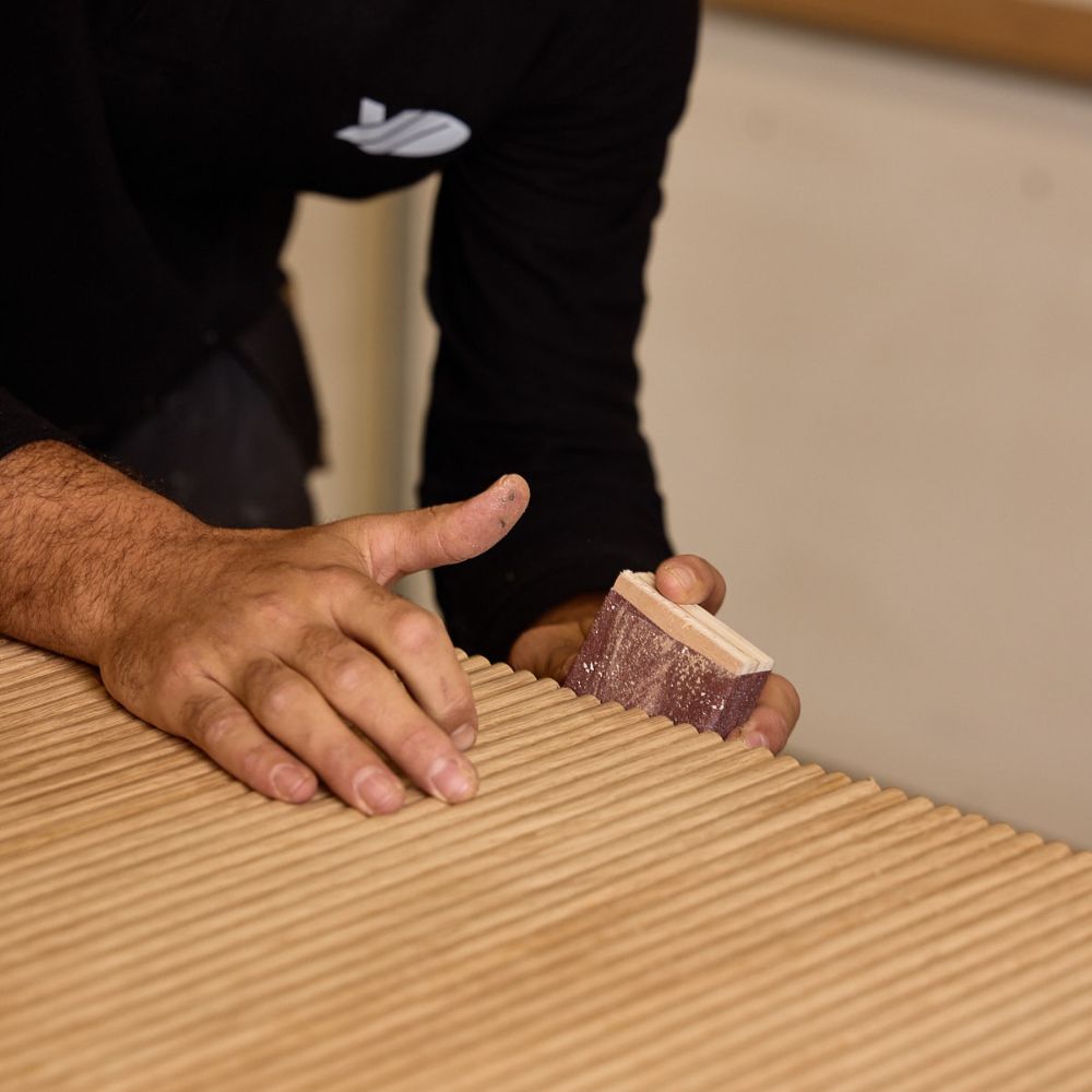 Ponçage du meuble réfrigéré